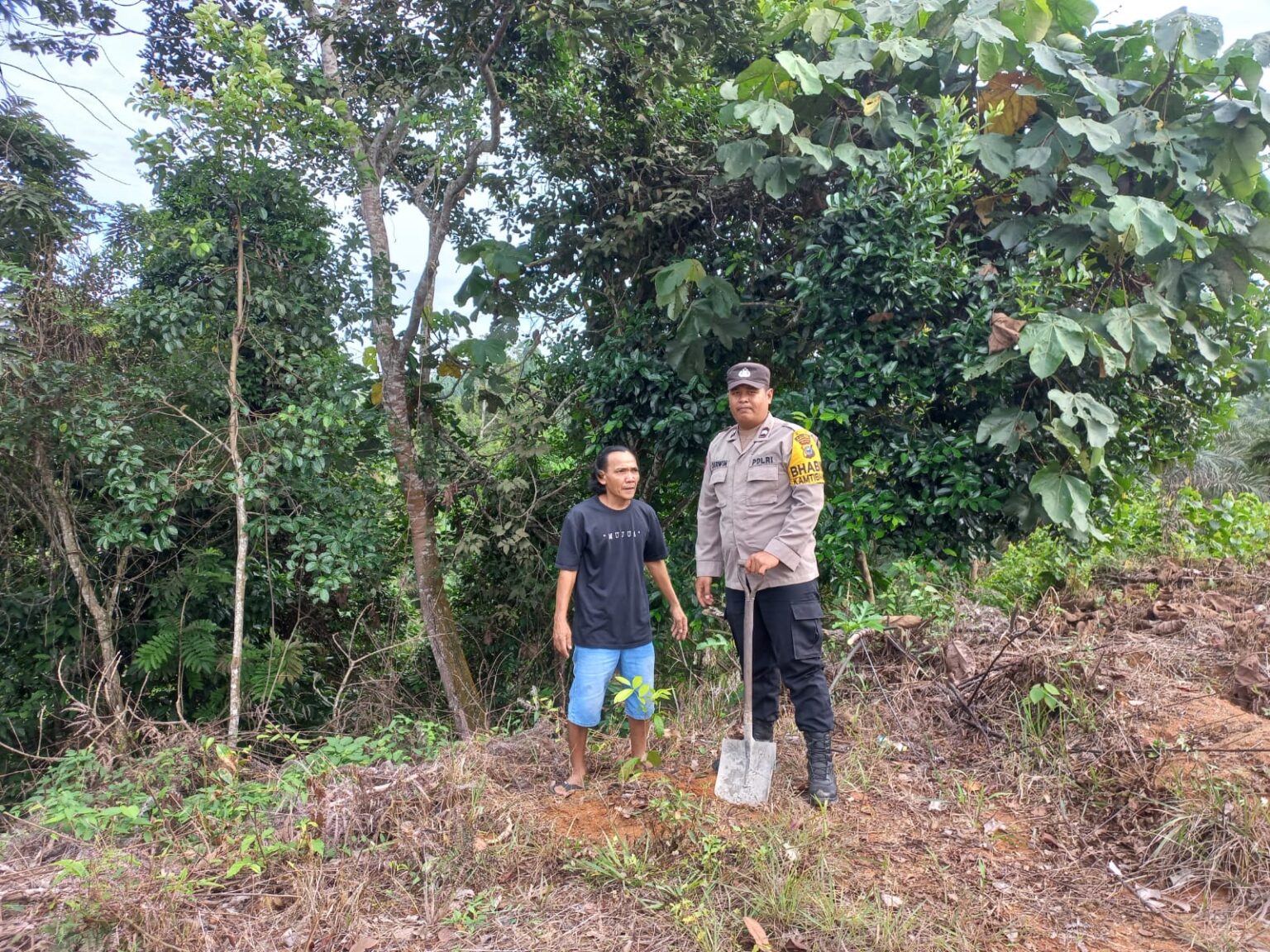 Polsek Cerenti Bersama Masyarakat Inuman Tanam Bibit Pohon Matoa Dukung Program Kapolda Riau